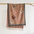 Dettaglio dello scialle vintage in simil cashmere con fiori di camelia e frange - Cachi Scuro