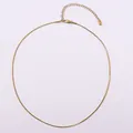 Dettaglio macro della collana a catena serpente dorata con chiusura a moschettone - Modello corto / Oro