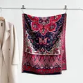 Λεπτομέρεια από μοτίβο paisley και κρόσσια σε κόκκινο πασμίνα σάλι κασκόλ - Μπλε