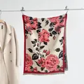 Sciarpa floreale effetto cashmere con rose rosse, nappe grigie e tessuto spesso - 185x65cm / Rosso Beige