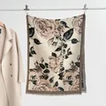 Dettaglio dello scialle vintage con stampa rosa, frange eleganti e tessuto spesso - 185x65cm / Beige Cachi
