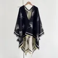 Elegant reversible ginkgo leaf knit shawl with fringe hem and black-white contrast pattern - 150x130cm / Black