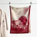 Dettaglio della sciarpa con stampa paesaggio rosso, frange e morbida trama in cashmere - 185x65cm / Rosso