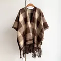 Poncho clásico a cuadros con flecos en tejido de punto grueso marrón y beige - 170x110cm / Marrón
