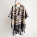 Britischer Oversize-Strickschal mit Quasten und geometrischem Boho-Muster - Khaki und Dunkelgrau