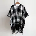 Chale de tacto cachemira con patrón de cuadros en blanco y negro y flecos largos - 170x110cm / Gris Oscuro