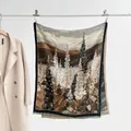 Dettaglio del motivo floreale di montagna con frange su questa sciarpa effetto cashmere - Caffè Nero