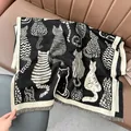 Bufanda de moda en blanco y negro con diseño de gato y flecos para el invierno - 180x65cm / Negro