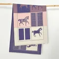 Dettaglio di scialle con motivo equestre a blocchi di colore e bordi con frange - 180x65cm / Viola