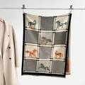 Chal de invierno con patrones de caballos y texturas geométricas con bordes de flecos - Color 1 - Estampado de Caballo Beige Negro