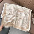Detail van beige kasjmier-gevoel sjaal met Japanse patronen en franje randen - Khaki