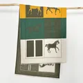 Dettaglio della sciarpa in cashmere con motivi equestri e blocchi di colori vivaci - 180x65cm / Verde