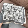 Detail van dikke kasjmierachtige sjaal met waaiermotieven, bloemenprints en franjes - Grijs