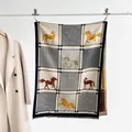 Detalle de una bufanda vintage con estampado de caballos, cuadros y flecos - Color 2 - Estampado de Caballo Azul Marino Beige