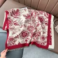 Sciarpa spessa effetto cashmere con rose rosse e frange su divano in pelle - 180x65cm / Rosso
