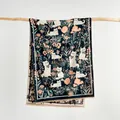 Sciarpa invernale con gatti e fiori con bordi a frange appesa a un ramo di legno - 185x65cm / Nero