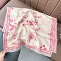 Dettaglio della sciarpa etnica con motivo fenice e frange bianche eleganti ai bordi - Rosa Riso