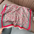 Vintage-Paisley-Jacquard-Schal mit rotem Rand und Fransen auf braunem Sofa - 180x65cm / Rot