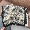 Dettaglio di una sciarpa floreale in cashmere con stampa rosa nera e bordi frangiati - 180x65cm / Nero