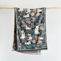 Dettaglio della trama a maglia e nappe di una sciarpa calda con gatti e fiori - 185x65cm / Grigio