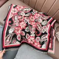 Detail eines roten Paisley-Kaschmir-Schals mit weicher Textur und feinen Fransen - 180x65cm / Schwarz