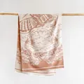 Detail van een sjaal met terracotta paardenprint en kwastjes op een houten tak - 180x65cm / Khaki