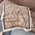 Detailaufnahme von beigem Paisley-Schal mit dicker Textur und feinen Fransenrändern - 180x65cm / Khaki