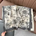 Dettaglio della sciarpa in finto cashmere con motivi floreali vintage e bordi a frange - 180x65cm / Grigio