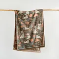Dettaglio della sciarpa con stampa di gatti e fiori con frange su un ramo di legno - 185x65cm / Grigio castagna
