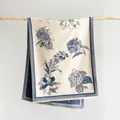 Detail eines Blumen-Jacquard-Schals mit Kontrastrand und feinen Quastenfransen - Beige-Blau