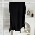 Détail de l'écharpe en cachemire noir avec bords à franges et étiquette tissée de marque - Noir