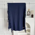 Détails de l'écharpe en cachemire bleu marine avec franges et étiquette rose brodée - Bleu Marine