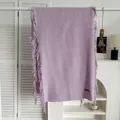 Gros plan d'une écharpe lilas au toucher cachemire avec franges et étiquette tissée - Violet Clair
