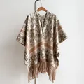 Beigefarbener Poncho mit Waldmuster und Fransensaum an einem Holzkleiderbügel - Waldlandschaft Bildfarbe