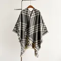 Women's cashmere-feel knit poncho in dark grey and beige plaid with fringed edges - 150x130cm / Gray