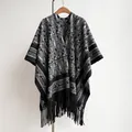 Gestrickter Schal-Umhang im Ethno-Stil mit Jacquard-Muster und Quastensaum in Grau - Geometrischer Jacquard (6113321838589) / Schwarz
