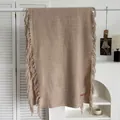 Détail de l'écharpe en imitation cachemire camel avec franges et écusson brodé - Couleur Avoine
