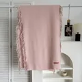 Détails des franges d'une écharpe en cachemire rose clair et étiquette de marque - Rose Chair