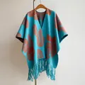 Chal de punto étnico con patrones naranjas y borlas en color azul cian - Azul Lago