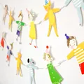 Detalle de guirnalda de papel con figuras de dibujos animados para fiesta de niños - Personajes Animados Mano Con Mano