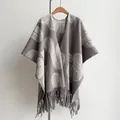 Chal de punto gris oscuro con rayas geométricas blancas y flecos elegantes - Gris