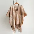 Chal de punto camel con estampados geométricos crema y dobladillo con borlas - Caqui