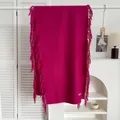 Détail d'une écharpe douce rouge rose toucher cachemire avec texture fine et longs franges - Rouge Rose