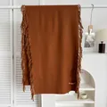 Vue détaillée de l'écharpe marron en cachemire avec franges sur un cintre élégant - Caramel