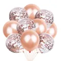 Nahaufnahme von roségoldenen Metallic-Ballons und klaren Konfetti-Ballons für Partys - Roségold + Pailletten Kombination