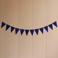 Detail der dunkelblauen Wimpelkette mit 12 Flaggen für Party- und Eventdekoration - Marineblaues Dreieck / Dunkelblau