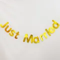 Dettaglio dello striscione Just Married dorato metallizzato per decorazioni di nozze - Just Married Oro