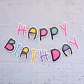 Dettaglio dello striscione Happy Birthday macaron con lettere colorate e nastro rosa elegante - Striscione di Compleanno con Font Colorato