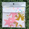 Girlande aus Sternen in Pink, Weiß und Goldglitzer in Verpackung auf Gras - Rosa Weiß Gold Stern Mix Girlande / Rosa Weiß Gold