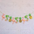 Tropische feestslinger met roze flamingo's, gouden ananas en groene palmbladeren - Ananas Flamingo